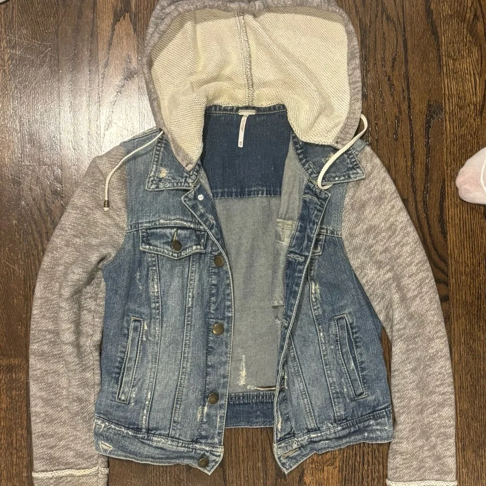Free People distressed Denim Jacket with gray Sleeves - Picture 2 of 8